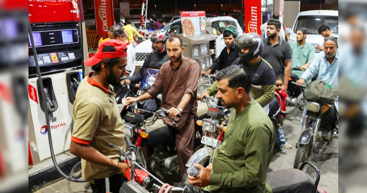 Pakistan में ईरान युद्ध का असर, पेट्रोल-डीजल के दाम में 55 रुपये प्रति लीटर की बढ़ोतरी
